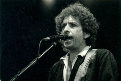 Bob Dylan sjunger i en mikrofon.