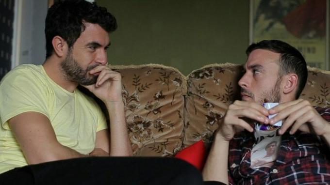 Russell og Glen på sofaen snakker i 2011-filmen Weekend.