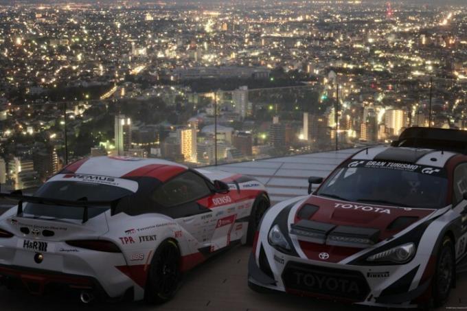 Dois carros esportivos estacionados lado a lado em um telhado no Japão em Gran Turismo 7.