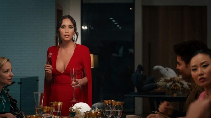 Ruby punases kleidis õhtusöögilauas stseenis filmist „Põhineb tõelisel lool”.