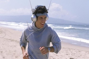 Ο Μπεν Στίλερ φοράει γελοία ακουστικά από την ταινία Starsky and Hutch