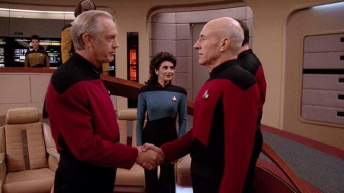 Picard kättelee vanhaa miestä Star Trek: The Next Generation -elokuvassa.