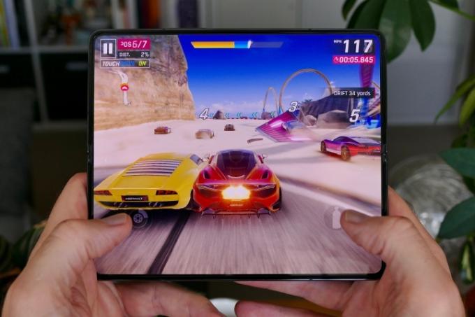 משחק Asphalt 9: Legends on the Galaxy Z Fold 4.