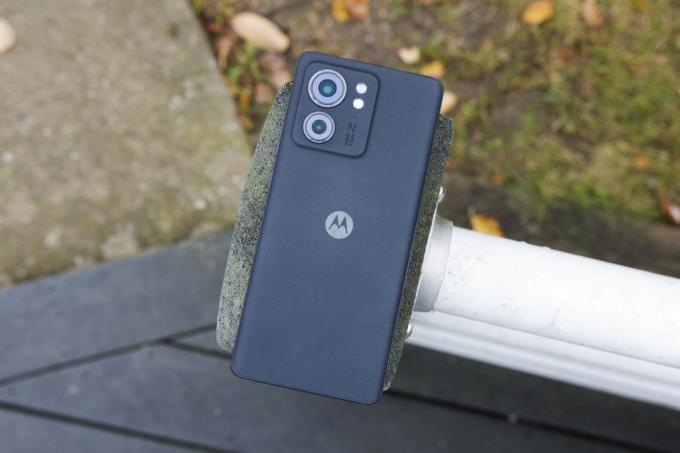 Motorola Edge (2023) の背面。