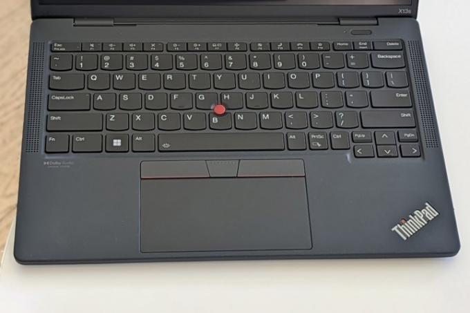 Een grijs toetsenbord met rode accenten op de Thinkpad x13s.