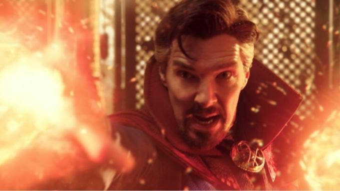 Benedict Cumberbatch jette un sort en tant que Docteur Strange dans une scène du film Marvel.