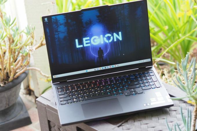 Lenovo Legion Pro 7i על משטח שולחני בחוץ.