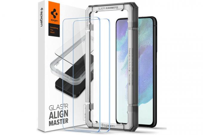 Zabezpieczenie ekranu Spigen Glas.tR AlignMaster na Samsungu Galaxy S21 FE, pokazujące tackę wyrównującą.