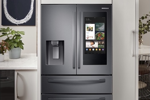 „Samsung FamilyHub“ 28 kubinių pėdų šaldytuvas virtuvėje.