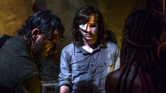 The Walking Dead'den Carl, göz bandı olan bir mağarada, mağlup görünüyor.