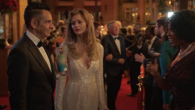 Eugenio Derbez a Samara Weaving ve filmu The Komorník.