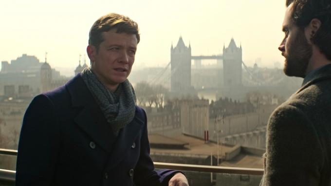 Rhys stoji na balkonu in se pogovarja z Joejem v prizoru iz 4. sezone Ti.