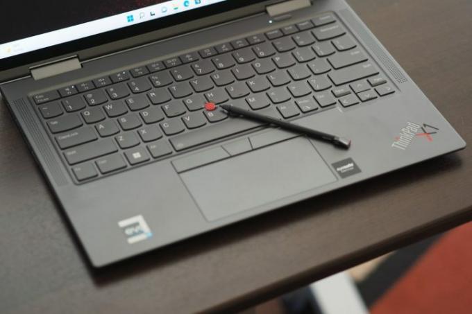 มุมมองจากบนลงล่างของ Lenovo ThinkPad X1 Yoga Gen 7 แสดงแป้นพิมพ์ ทัชแพด และปากกา
