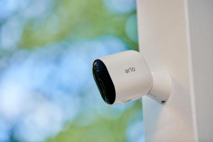 Arlo Pro 4 установлен снаружи.