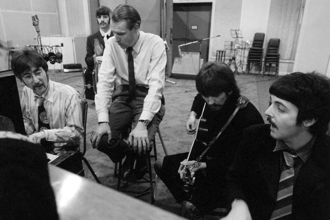 BEATLES-IN-MONOThe-Beatlesand-George-MartinAbbey-Road-Studios-copy