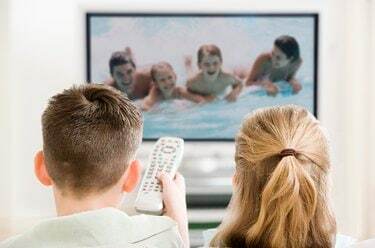 أطفال يشاهدون التلفاز