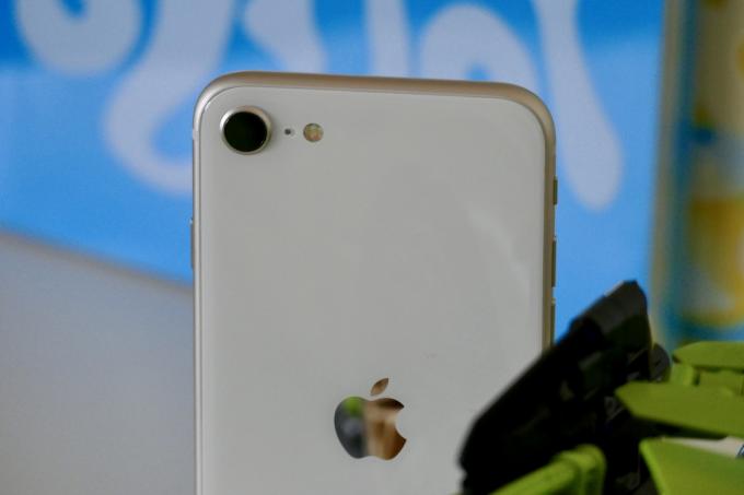 Apple iPhone SE (2022) का कैमरा मॉड्यूल।