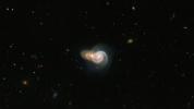На снимке Хаббла видны две перекрывающиеся галактики