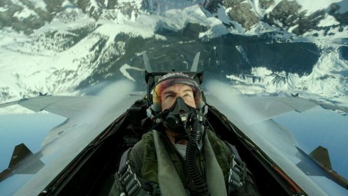 Tom Cruise pilota un avión en Top Gun: Maverick.