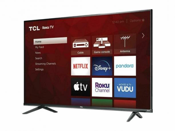 La TV TCL 4 Series 4K da 55 pollici con l'interfaccia Roku TV sul display.