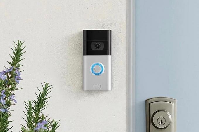 Ring Video Doorbell 3 instalat lângă o ușă.