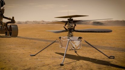 Na tomto obrázku stojí vrtulník NASA Ingenuity Mars Helicopter na povrchu rudé planety, zatímco rover NASA Perseverance (částečně viditelný vlevo) odjíždí. Ingenuity dorazila na Mars v únoru. 18, 2021, připevněný k břichu vozítka NASA Mars 2020 Perseverance.