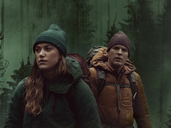 Maika Monroe og Jake Lacy vandrer gennem en skov i et reklamebillede fra Significant Other.