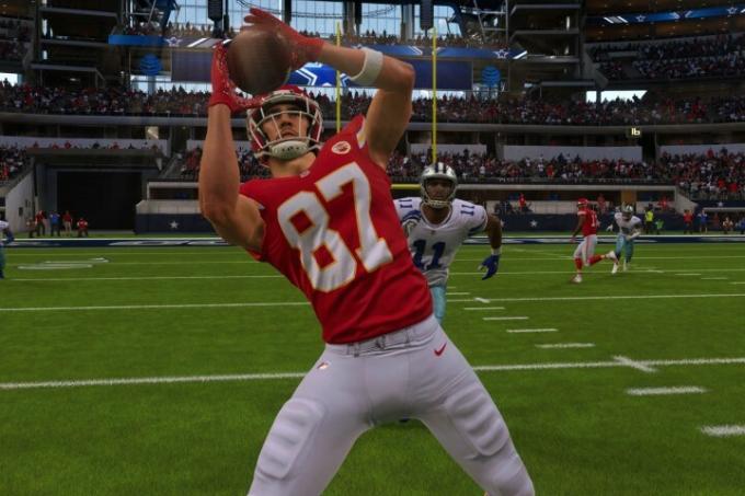 Travis Kelce รับบอลใน Madden 22 