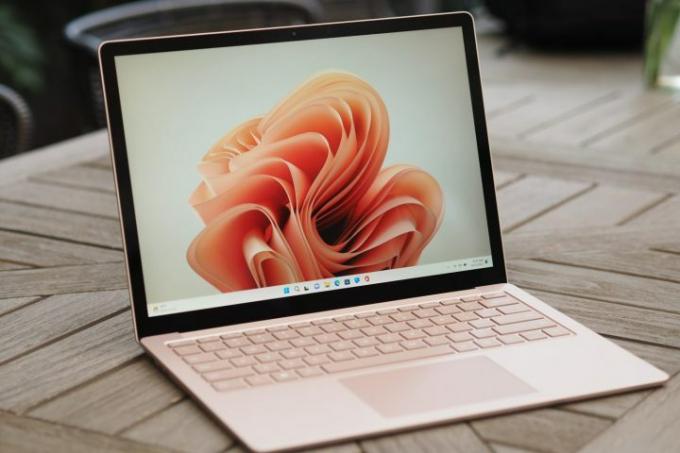 Vista frontal em ângulo de 15 do Microsoft Surface Laptop 5 mostrando a tela e o teclado.
