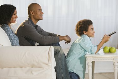 टेलीविजन देख रहा अफ्रीकी परिवार
