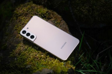 Yosun kaplı bir kayanın üzerinde duran Samsung Galaxy S22+.