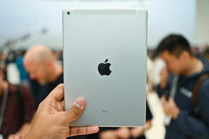 iPad 7. nesil uygulamalı arkadan görünüm