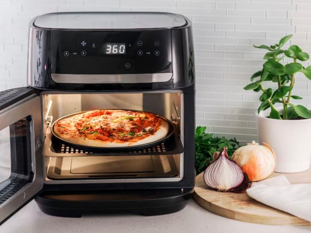 Bella Pro Series 12,6-quart Digital Air Fryer Ugn som lagar en pizza.