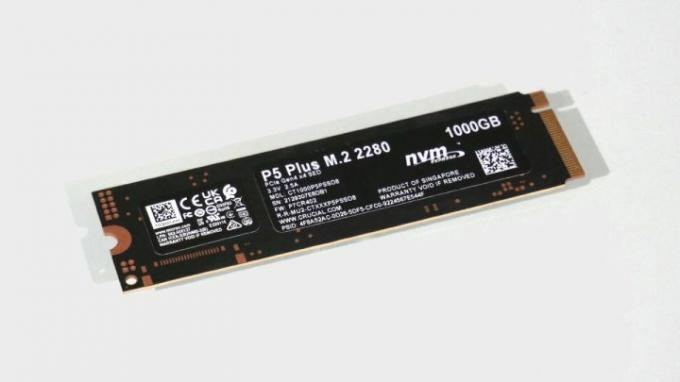 Egy kép a Crucial P5 Plus SSD-ről.