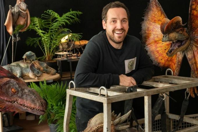 John Nolan, de live-action dinosaurussupervisor van Jurassic World Dominion, staat voor verschillende poppen uit de film.