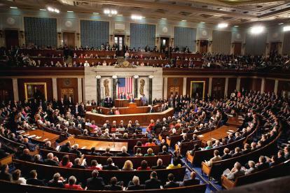 Los demócratas se sientan en la sesión conjunta del Congreso transmitida en vivo.