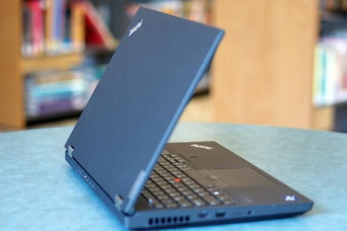 Το Lenovo ThinkPad P15 Gen 2 κάθεται σε ένα τραπέζι.