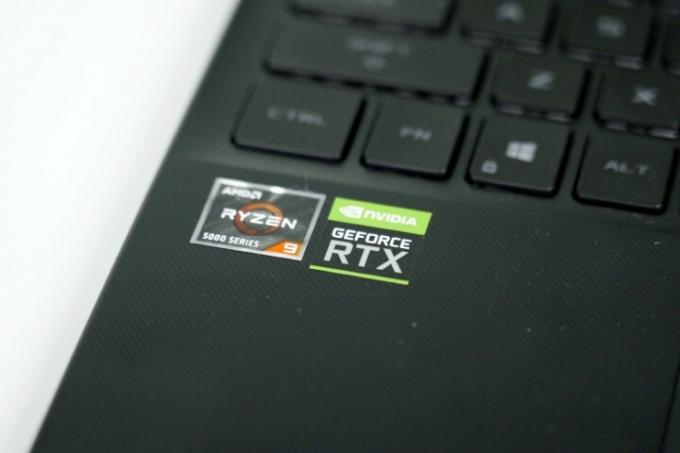 Nálepky Ryzen a Nvidia RTX na opierkach dlaní ROG Flow X13.