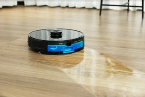 Šis savaime išsituštinantis robotinis dulkių siurblys taip pat nušluos jūsų grindis