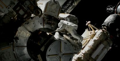 Glover a Hopkins pracovali mimo ISS během jejich výstupu do vesmíru 13. března 2021