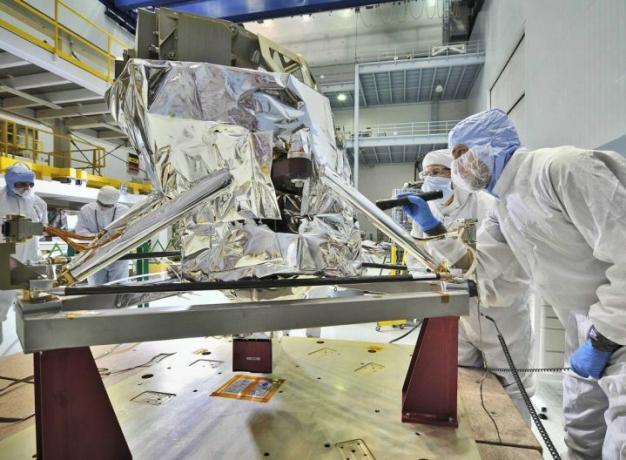 Il MIRI viene ispezionato nella gigantesca camera bianca del Goddard Space Flight Center della NASA a Greenbelt, nel Maryland, nel 2012.