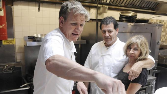 Kokken Gordon Ramsay på kjøkkenet på en restaurant med et par på Kitchen Nightmares.