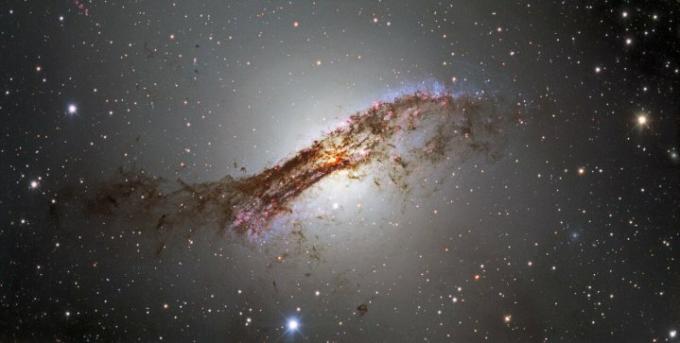 Velkolepý portrét galaxie Centaurus A zachycený astronomy pomocí Dark Energy Camera.