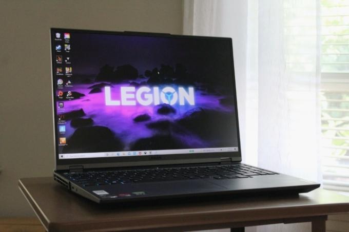 Kapak açıkken Lenovo Legion 5 Pro'nun önü.