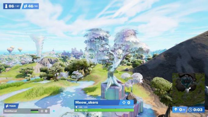 Een enorme Chrome Tree in Fortnite.