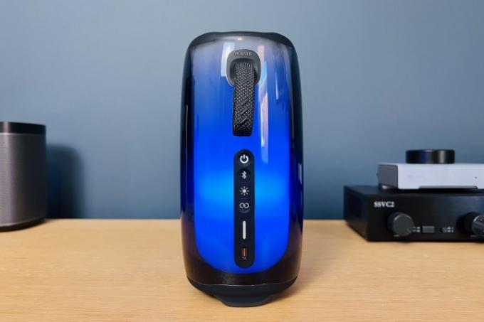 Speaker Bluetooth JBL Pulse 5, berwarna biru, menampilkan tombol kontrol belakang.