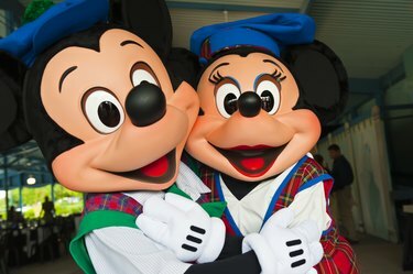 Mickey Mouse a Minnie Mouse v pavilonu Fantasia Gardens