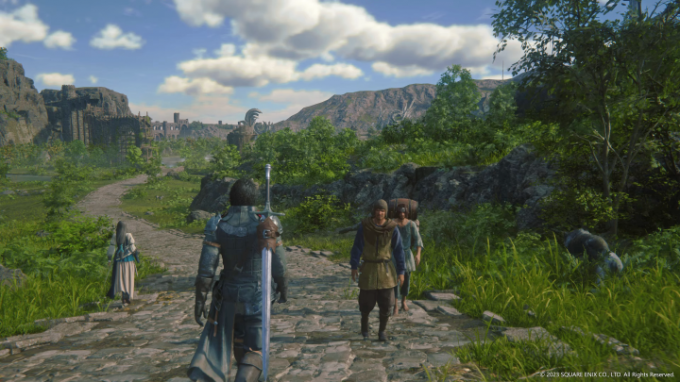 Clive cammina attraverso un campo in Final Fantasy XVI.