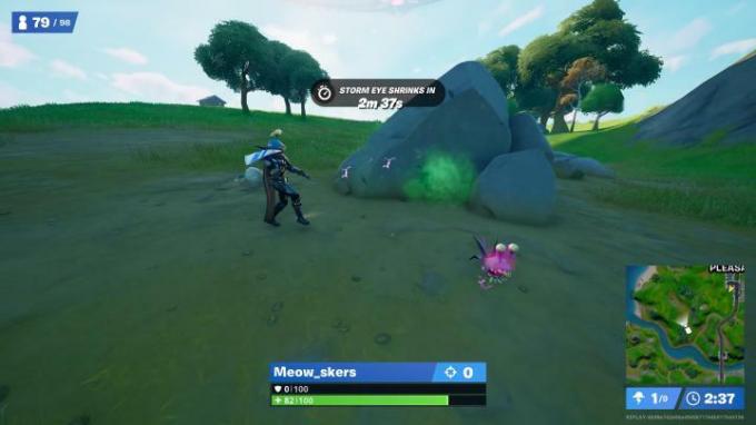 Parasite extraterrestre à côté d'un joueur dans Fortnite.