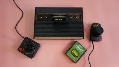 Atari 2600+ がテーブルの上に置かれています。